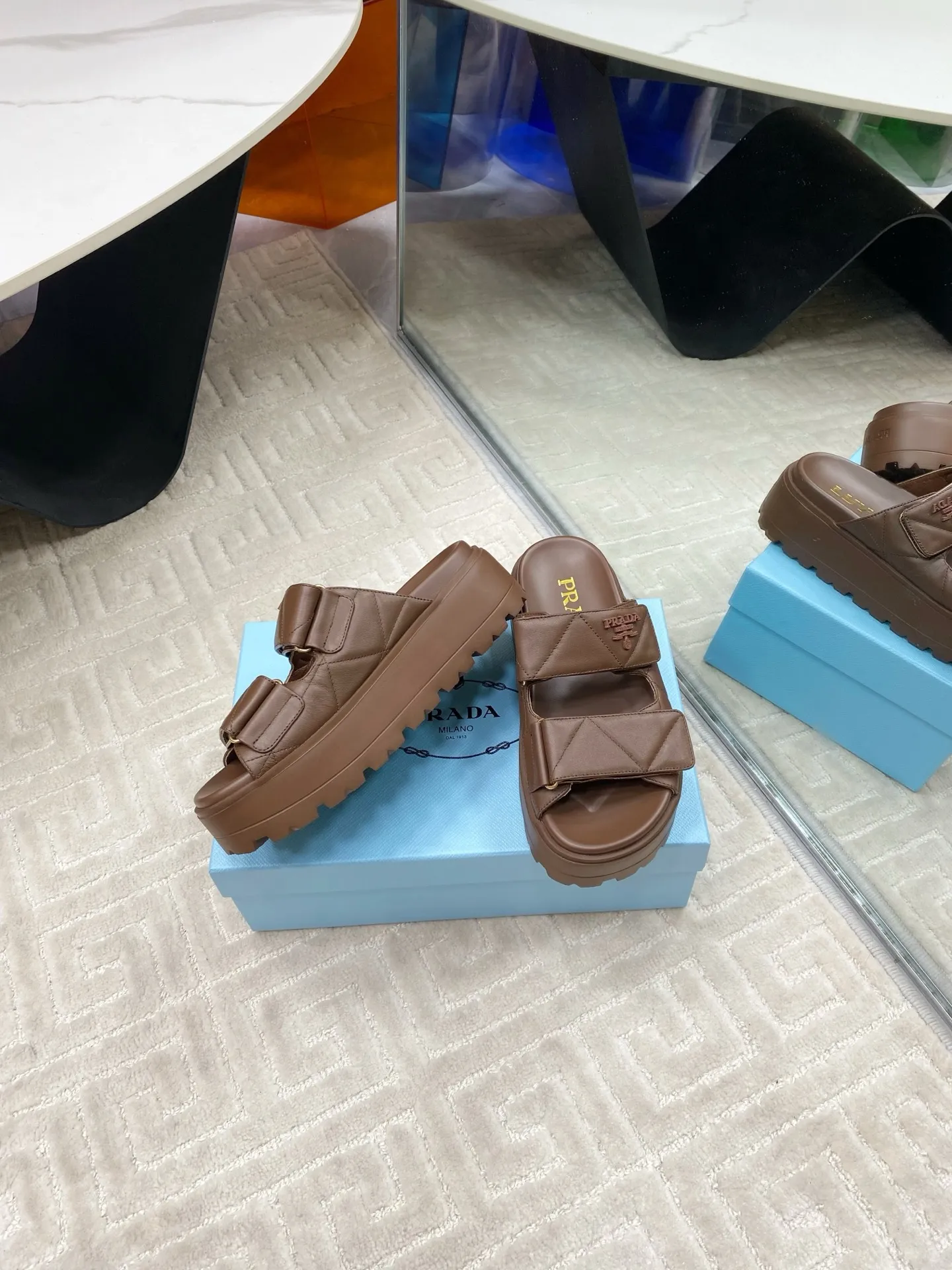 👟👟Ex-factory price 580👟👟 Prada Prada 2025 spring and summer new sandals Roman thick-soled Velcro sandals slippers The latest catwalk style, classic upgrades Comfort and fashionability coexist Each color combination looks good, and the design matches different style needs Upper: Original customized cowhide Lining: Original customized sheepskin lining, cowhide Foot pads Outsole: Original open-molded anti-slip outsole Shoe size: 35-40